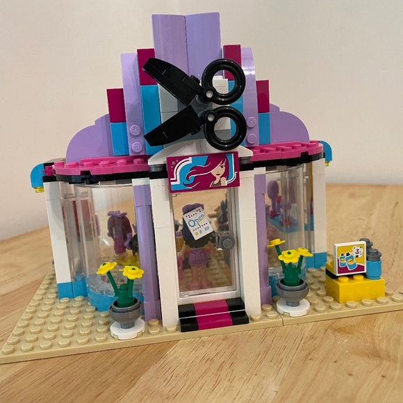 Lego Friends Heartlake Hair Salon (41093) - Picture 2 of 10